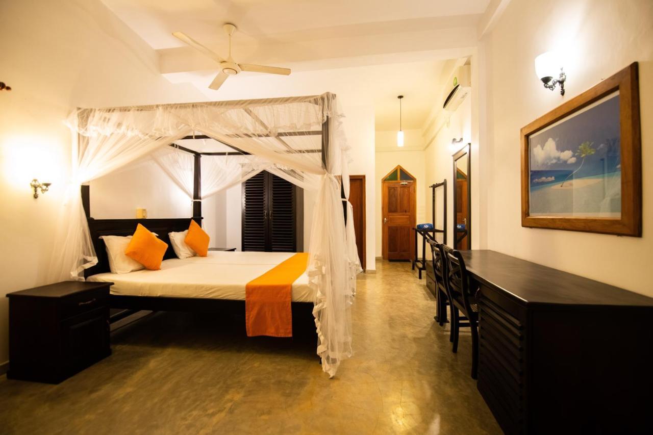 International Beach Hotel & Restaurant Hikkaduwa Buitenkant foto